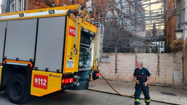 Susto por un incendio en el centro de Avilés: las llamas se desataron en un solar propiedad de Baeza