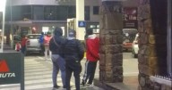 Lo buscaban por un robo, fue reconocido y esposado