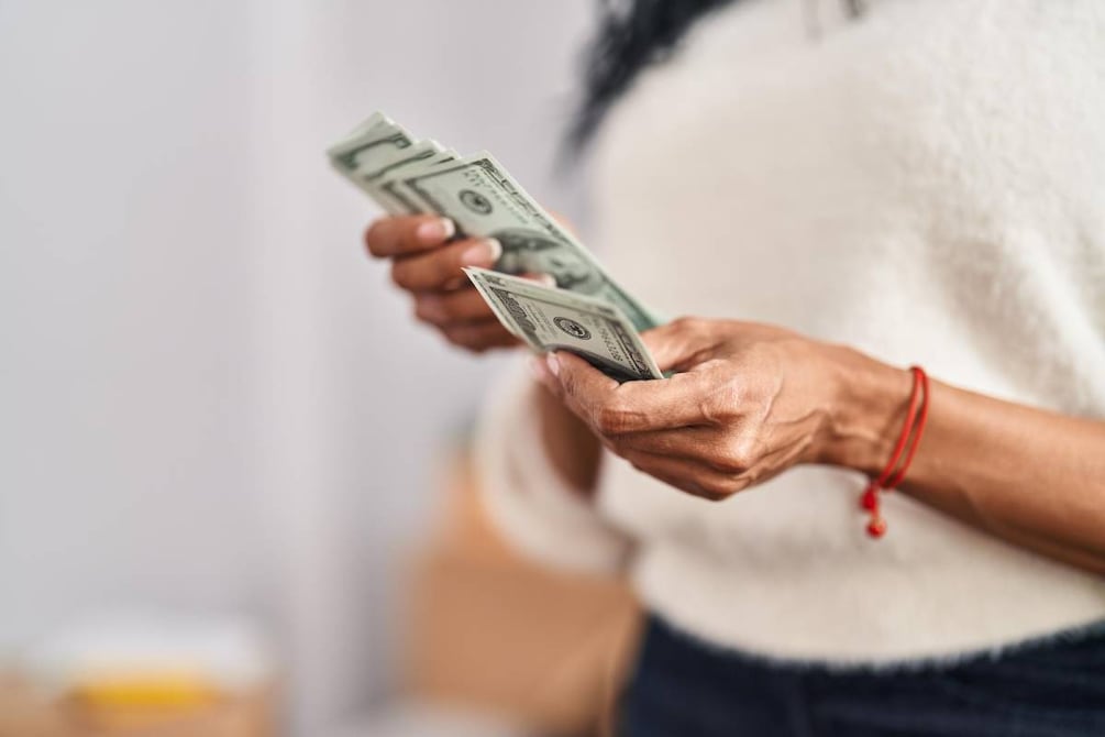 Gobierno de Estados Unidos monitorea tus transacciones financiera: te reportarán si resides en estos dos estados e intentas gastar más de $200 en efectivo
