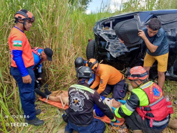 Cinco lesionados deja vuelco de un vehículo