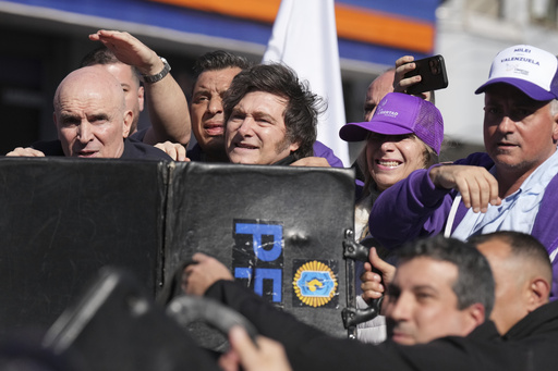 Atacan a piedrazos a Milei durante una caravana de campaña para las elecciones en Buenos Aires