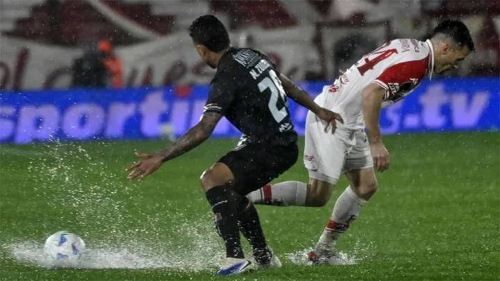 En una lluvia de expulsados y polémicas, Huracán cayó ante Once Caldas y quedó eliminado de la Copa Sudamericana