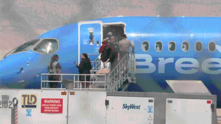 Desvían vuelo a LAX por pasajero que gritaba insultos racistas