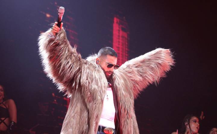 Maluma se enfrenta a una fan por llevar a su bebé al concierto y desata furor en redes