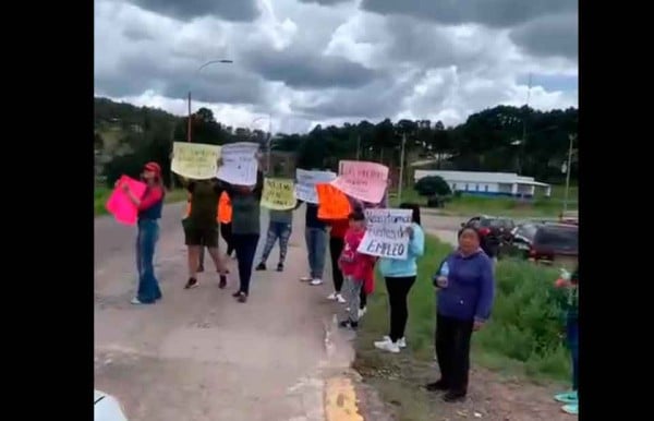 Video.- Bloquean acceso a San Juanito en protesta contra alcalde