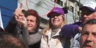 El momento del ataque a Javier Milei y la comitiva presidencial en Lomas de Zamora