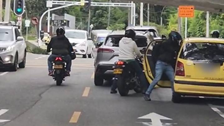 ¡Vea el forcejeo! Violento fleteo en la calle 3 de El Poblado quedó grabado en video