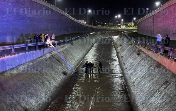 Galería.- Hombre aparentemente intoxicado se lanza a canal pluvial