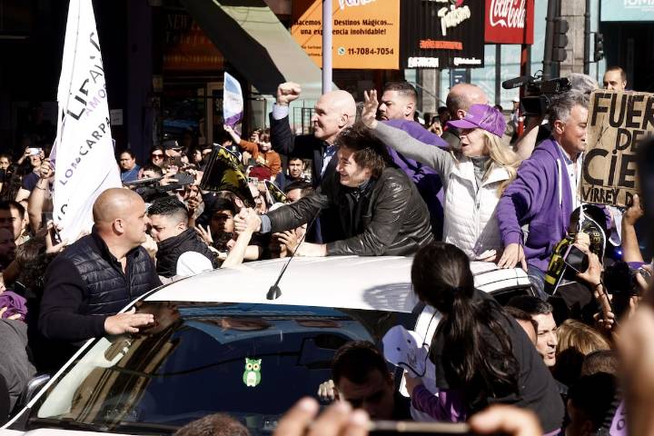 Video. Así agredieron a Javier Milei cuando la caravana pasó por Lomas de Zamora