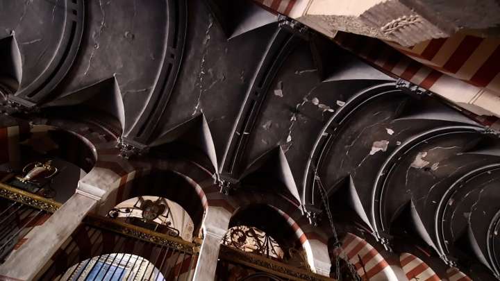 Colapsa la bóveda de la capilla afectada por el incendio en la Mezquita de Córdoba, aunque los daños son menores