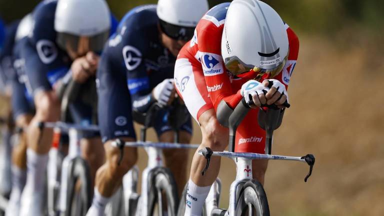 Vingegaard recupera La Roja tras la contrarreloj por equipos en Figueres; UAE se lleva la etapa