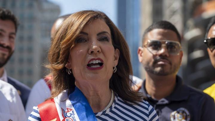 El Departamento de Seguridad Nacional critica a la gobernadora Hochul por indultar a un "inmigrante ilegal asesino"
