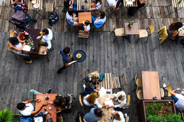 9 Easy Tips for Saving Money on Food While Traveling