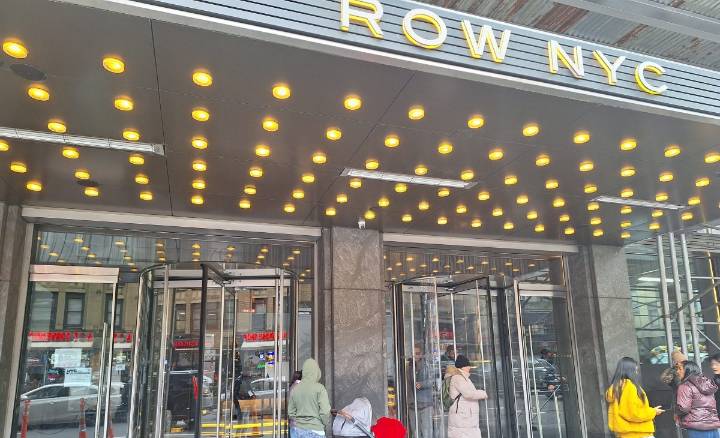 Cerrará el último y más grande hotel que alojó a inmigrantes en Nueva York: Row