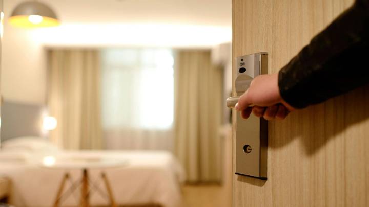 Operativo del FBI en Omaha provoca desalojos y deja a decenas en busca de vivienda