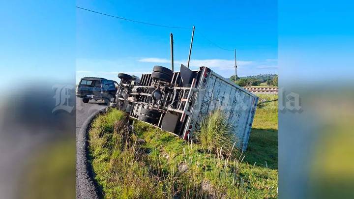 Vuelca camión de carga en autopista San Martín