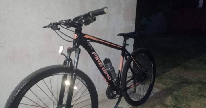 Con mucha rapidez, un ladrón le robó la bicicleta a un trabajador