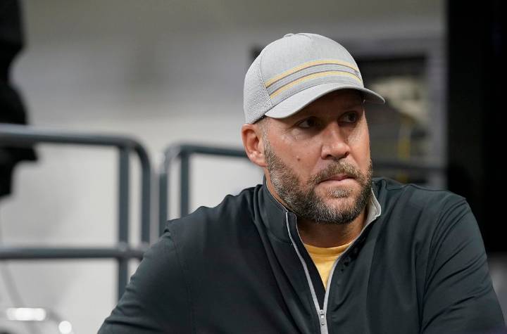 Injury-Hit QB Room Gets Big Ben’s Crucial Message as Aaron Rodgers’ Injury Deepens Mike Tomlin’s Troubles Ben Roethlisberger addresses quarterback injuries while Mike Tomlin downplays Aaron Rodgers' a