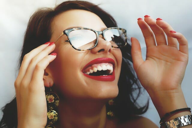 The architectural allure: How browline glasses define modern professional style