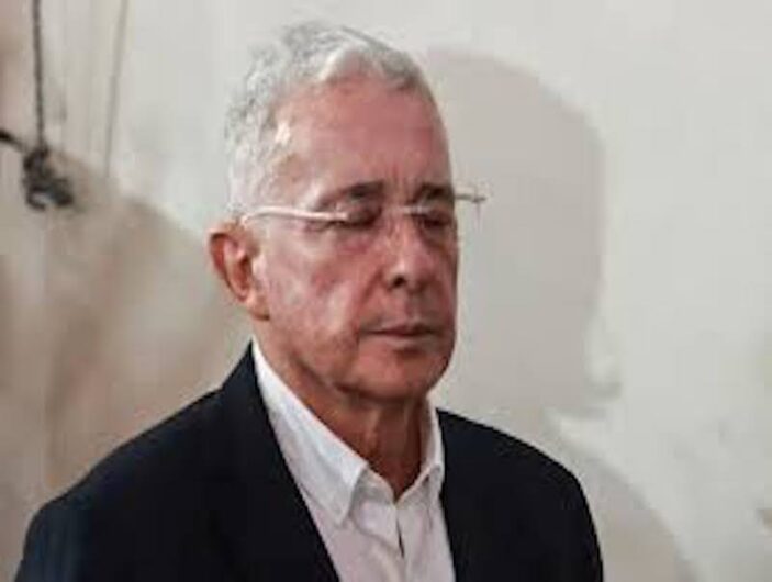 Marchan en respaldo a Alvaro Uribe: Colombia