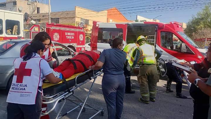 Choque deja a mujer prensada en el Centro de Torreón