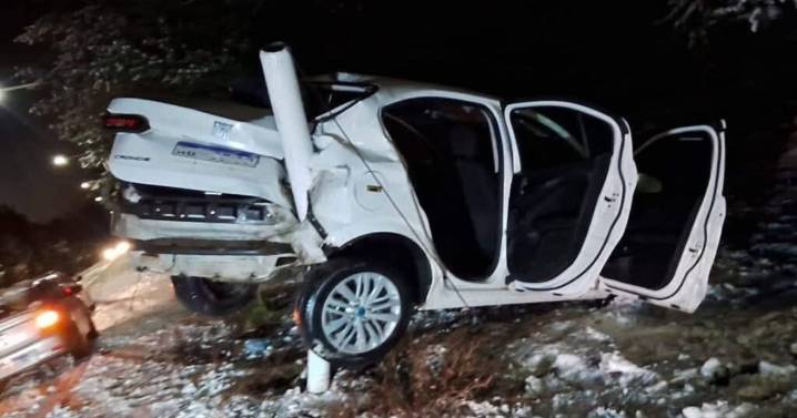 El peligro de la velocidad en la nieve: un auto terminó destrozado contra un poste en Bariloche