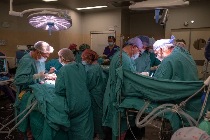 Cómo fue la intervención. Hablaron los médicos del Garrahan que separaron a dos siamesas unidas por el abdomen