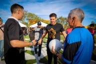 Inaugura Samuel cancha en Escobedo con una 'cascarita'