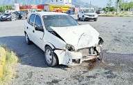 Destrozan autos en encontronazo; lesionan a embarazada