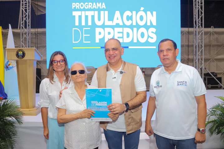 Gobierno Pinedo entrega 500 títulos de propiedad a igual número de familias samarias