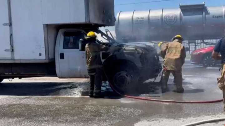 Se Incendia Camión de Mudanzas que Transportaba una Camioneta en Coahuila