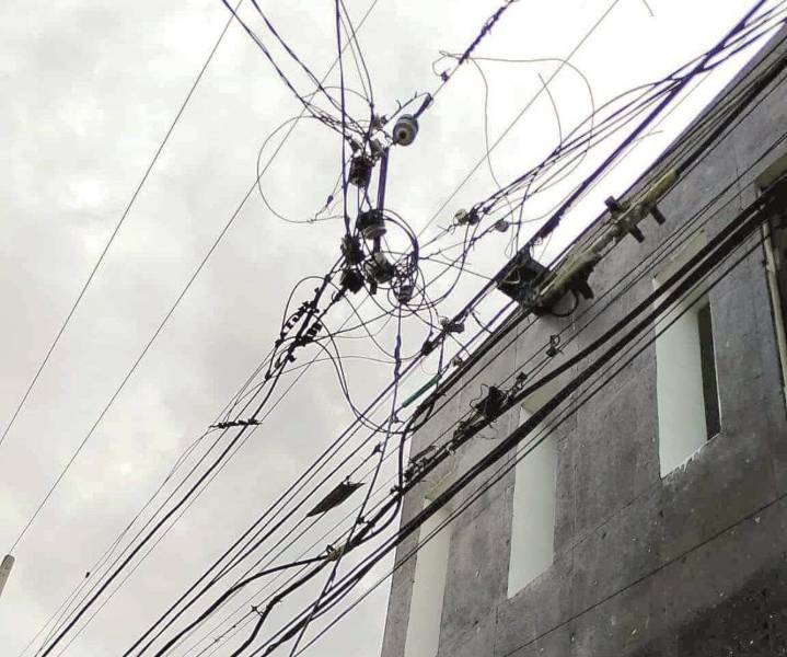 Permanecen las familias sin energía eléctrica