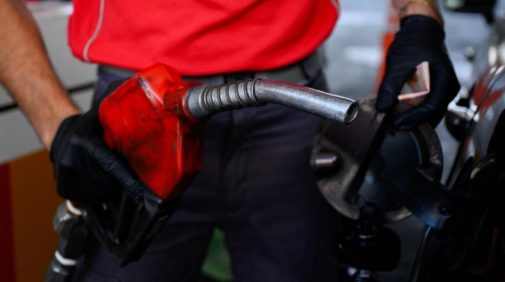El Gobierno volvipo a desdoblar el ajuste del impuesto a los combustibles y aplicará una suba parcial en septiembre