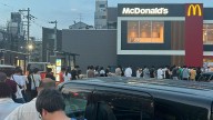 Polémica por el desperdicio de comida que generó una campaña de McDonald's con cartas Pokémon