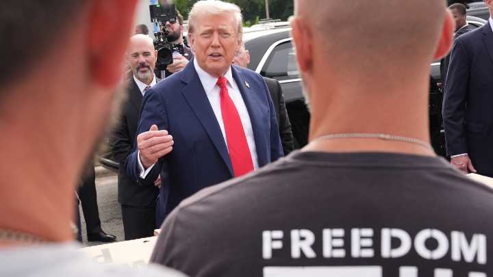 Trump promete patrullas en Washington… pero acaba repartiendo pizza y hamburguesas a la policía