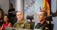 El Rey Felipe VI visita la UME para interesarse por la situación de los incendios en España: «Estáis dándolo todo»
