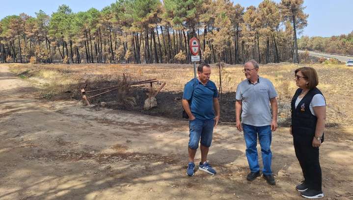 Visita a las zonas de El Payo afectadas por el incendio: "Es una desolación terrible la que sentimos"