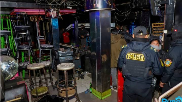 Puno: Clausuran y queman bienes de locales nocturnos ilegales en operativo municipal