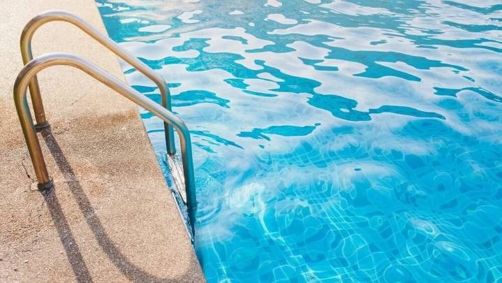 Muere una niña de 3 años ahogada en extrañas circunstancias en una piscina