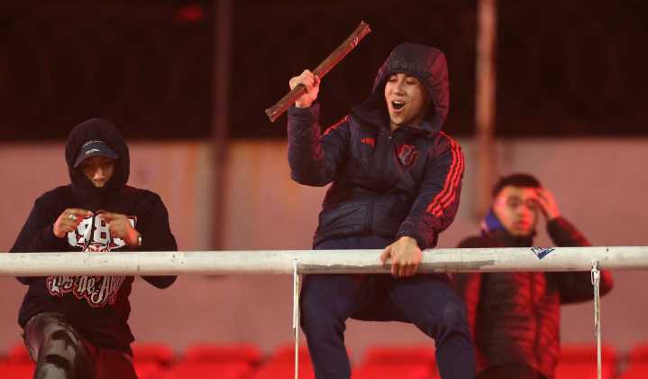 Periodista argentino asegura que aficionados de la U de Chile provocaron a hinchas de Independiente