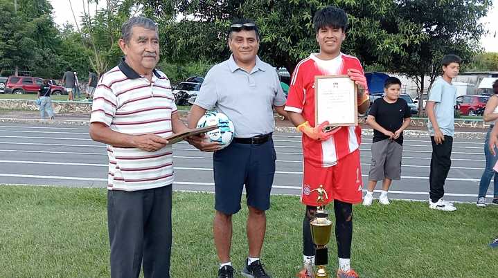 Yazid fue reconocido como el mejor portero de la temporada en la Liga Santa María de Alpuyeca