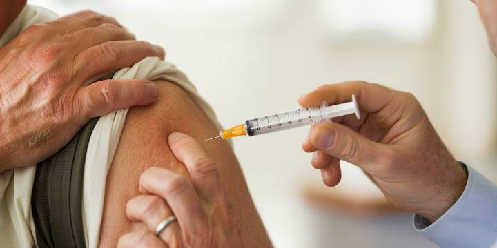 COVID-19 y gripe: expertos y el ministerio de Salud analizan una nueva estrategia de vacunación para los sectores de riesgo