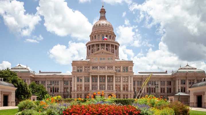 Texas House Democrats flee to Chicago Sunday, denying Monday vote on new congressional maps