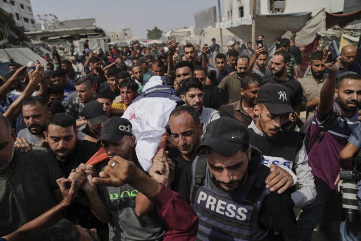 Israeli strikes kill journalists and aid-seekers as Australia backs Palestinian statehood