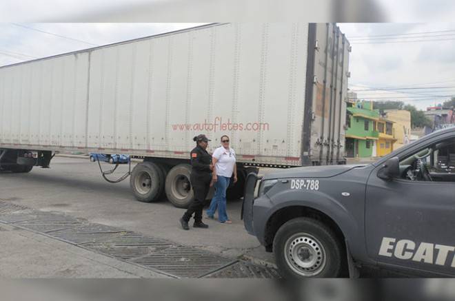 #Video: Recuperan en #Ecatepec caja de tráiler robada y rescatan a conductora secuestrada