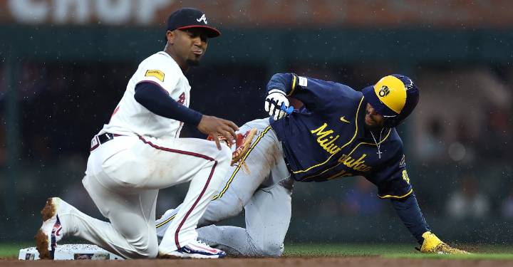 Braves squander two bases-loaded opportunities in 7