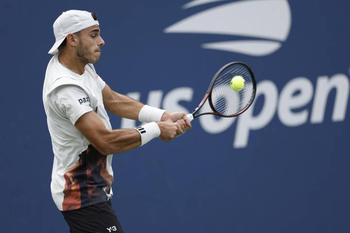 El argentino Cerúndolo desperdicia dos sets de ventaja y cae ante Riedi en la segunda ronda