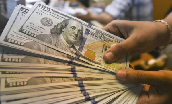 El dólar retoma la tendencia alcista, caen los bonos y otra vez sube el Riesgo País