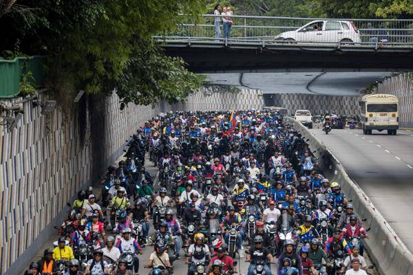 Cientos de motoristas recorren Caracas en respaldo a Maduro y contra las "amenazas" de EEUU