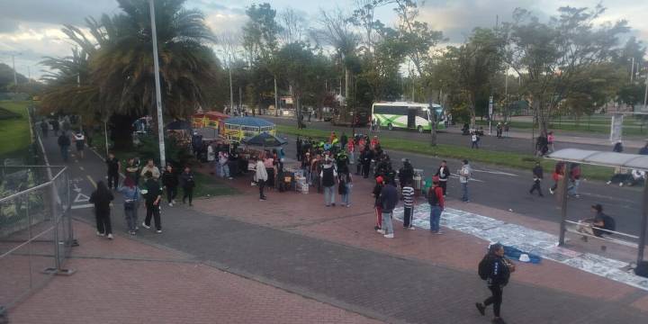 Pánico en Hip Hop al Parque: riñas entre vendedores informales dejó vario policías heridos